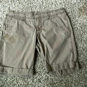 Mid-thigh shorts. Has Stain. See pics.
Taupe 100% Cotton